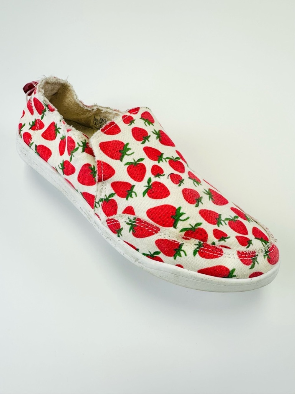 VIONIC Beach red white strawberry Malibu canvas sneaker loafer Size 6